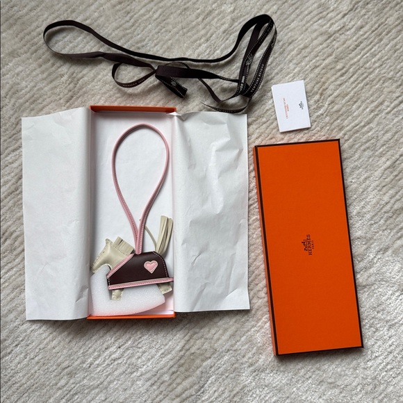 NEW IN BOX RARE Hermes Rodeo Robeo Coeur PM Charm - Picture 4 of 7